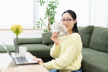 お金を手に持つ女性