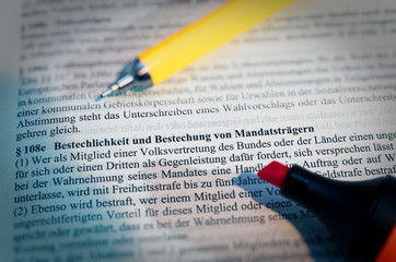 Gesetzestext mit § 108e StGB in deutsch Bestechlichkeit und Bestechung von Mandatsträgern mit Stift und Textmarker in englisch Bribery and bribery of mandate holders