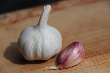 garlic on a chopping board 