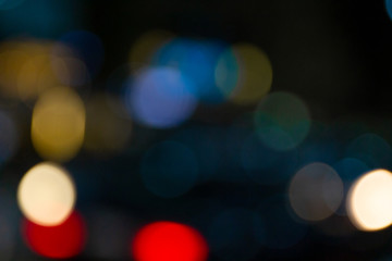 Bokeh einer Straße bei Nacht mit verschiedenen Lichtern in mehreren Farben im Hintergrund