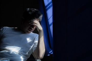 Joven mexicano triste preocupado cerca de una ventana
