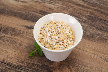 Raw oats in the bowl