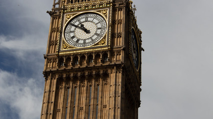 Ansicht von unten auf die Uhr des Big Ben Tower in London, England