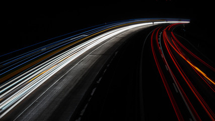 Langzeitbelichtung einer Autobahn bei Nacht