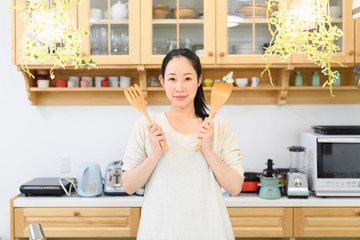キッチンに立つ女性