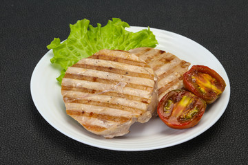 Grilled tuna steak with kumato