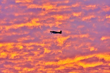 Flugzeug im Abendrot