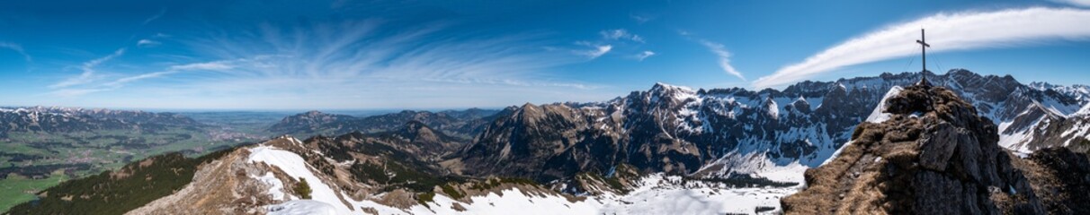 Fototapeta na wymiar Bergpanorama Allgäuer Alpen von Sonthofen bis Nebelhorn gesehen vom Entschenkopf