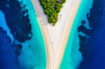 Croatie, île de Hvar, ville de Bol. Vue aérienne de la plage de Zlatni Rat. Lieu célèbre en Croatie. Paysage marin d& 39 été de drone. Voyage - image