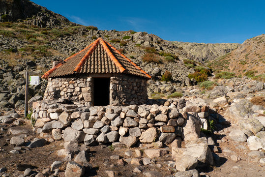 Chozo de la Barranca en la ruta de Cinco Lagunas, en el Parque Regional de la Sierra de Gredos.