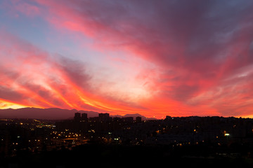 Obraz premium Hermoso cielo de atardecer perfecto para edicion fotografica