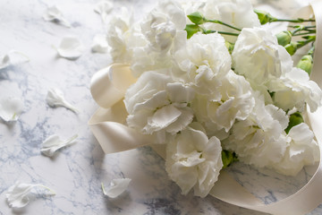 白い花　カーネーションの花束