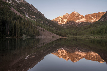 sun reflecting off of Maroon Bells in Aspen Colorado