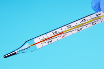 measure temperature with mercury thermometer