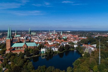 Fototapeta na wymiar Dom zu Lübeck am Mühlenteich