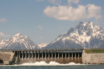 Obraz premium Power Dam with Teton mountain range in background