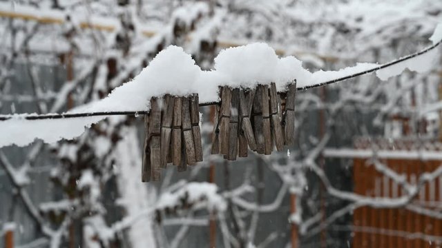 PINZAS DE MADERA PARA ROPA CON NIEVE 2