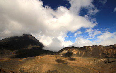 Nowa Zelandia wulkaniczna dolina pod chmurami
