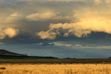 Wieczorne niebo w Nowej Zelandii z g&oacute;rami na horyzoncie
