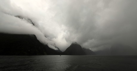 Fiord w chmurach