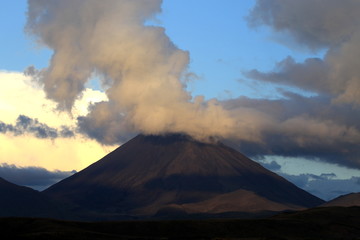Wulkan z wieczornym niebem