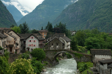 Schweiz, Tessin, Leventina, Giornico mit Steinbr&uuml;cke &uuml;ber den Ticino