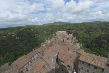 Fototapeta na wymiar view of the old town sorano