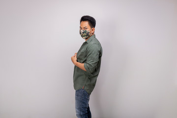 Fototapeta na wymiar An Asian short hair man wears camouflage mask.
