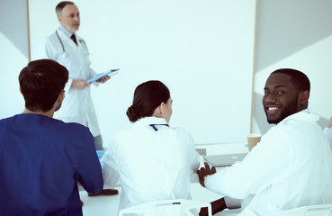 Obraz premium Healthcare workers having conference in modern clinic