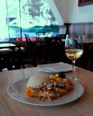 GOLDEN BLUE CON ARROZ , ACOMPAÑADO N SALSA DE CAMPIÑONES