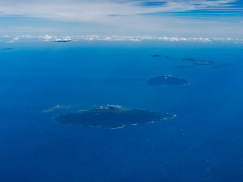 三宅島と御蔵島の航空写真