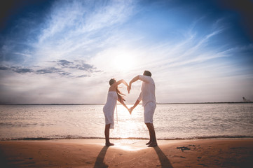 playa, par, amor, mar, mujer, alegre, verano, vacaciones, joven, oceáno, atardecer, romanticas, gente, boda, familia, arena, ambulante, luna de miel, vacaciones, estilo de vida, acuático, viajando, bl