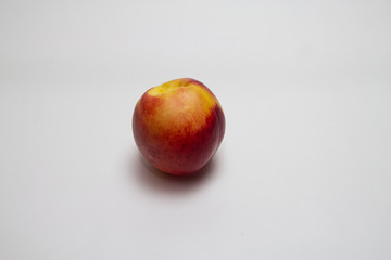 Uma fruta, nectarina isolada no branco