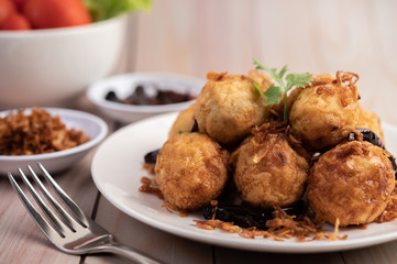 Boiled eggs stir-fried with tamarind sauce.