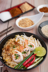 Pad Thai fresh shrimp in a pan.