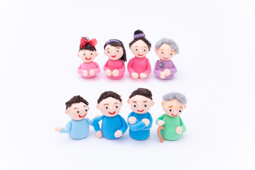 手作り紙粘土人形　４世代の男女が集まる様子