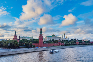 Obraz premium Moscow. Russia. View of the Kremlin from the Moscow river. Water attractions in the Russian capital. Architectural ensemble of the Moscow Kremlin. Grand Kremlin palace. Churches.