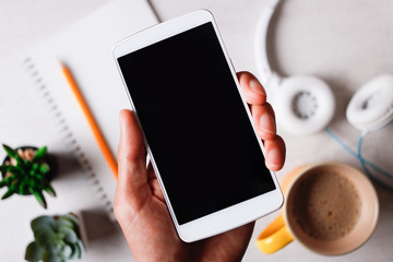 スマホの画面を見る人