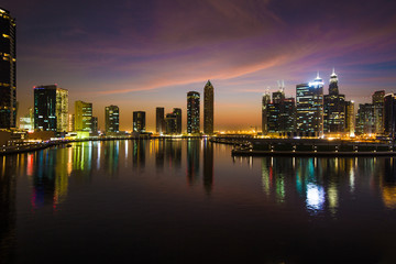Naklejka premium Wschód słońca nad stawem w mieście. Panoramę Kuala Lumpur