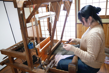 奄美で大島紬を織る女性