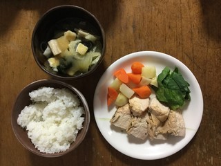 日本の一般庶民の食卓 ・ご飯・鶏胸肉の酒蒸し・ジャガイモと人参と小松菜をレンチンしたもの・お揚げのお味噌汁