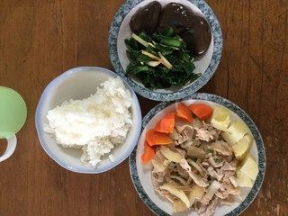 日本の一般庶民の食卓 ・ご飯・豚肉と玉ねぎの炒め物・人参とジャガイモをレンチンした物・小松菜と生姜の炒め物・椎茸をグリルで焼いた物