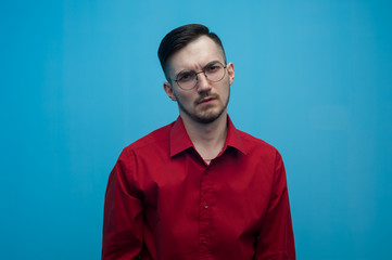 Obraz premium Young man in glasses and a burgundy shirt