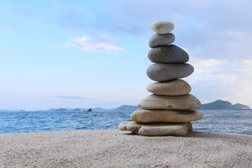 Fototapeta na wymiar Balance stones are arranged in a pyramid shape.