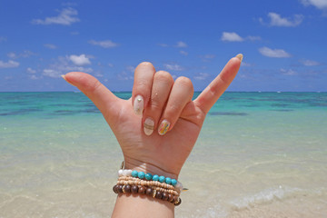 青い海、青い空。夏のビーチでの思い出 © Yumiko