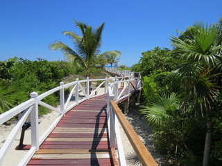 Fototapeta na wymiar Bridge to the beach Cuba