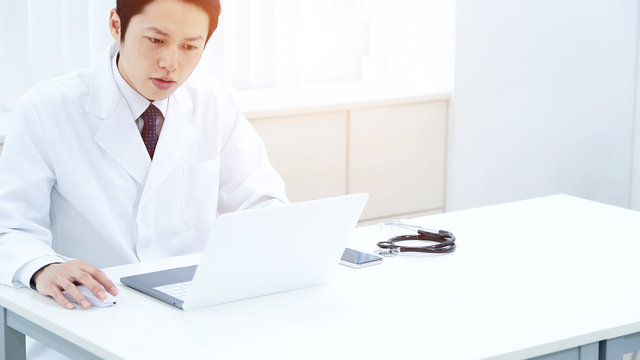 白衣の男性 - Powered by Adobe