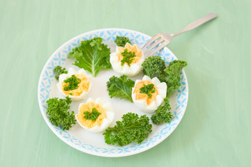  Zick-Zack- Eier für eine Salat-Dekoration