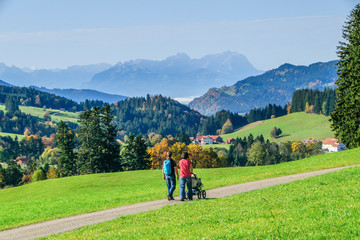 Obraz premium Entspannte Wanderung mit der Familie in den Allgäuer Voralpen im Herbst