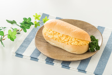 ふんわりしっとり、たまごサラダのコッペパンサンド